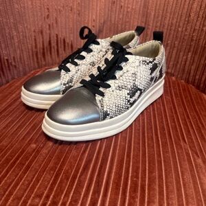 Naturalizer N5 Contour Snake Print Sneakers Silver Metallic Toe Lace Up Women’s